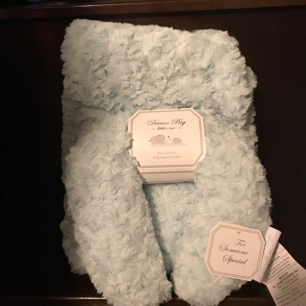 Baby blanket with neck support pillow